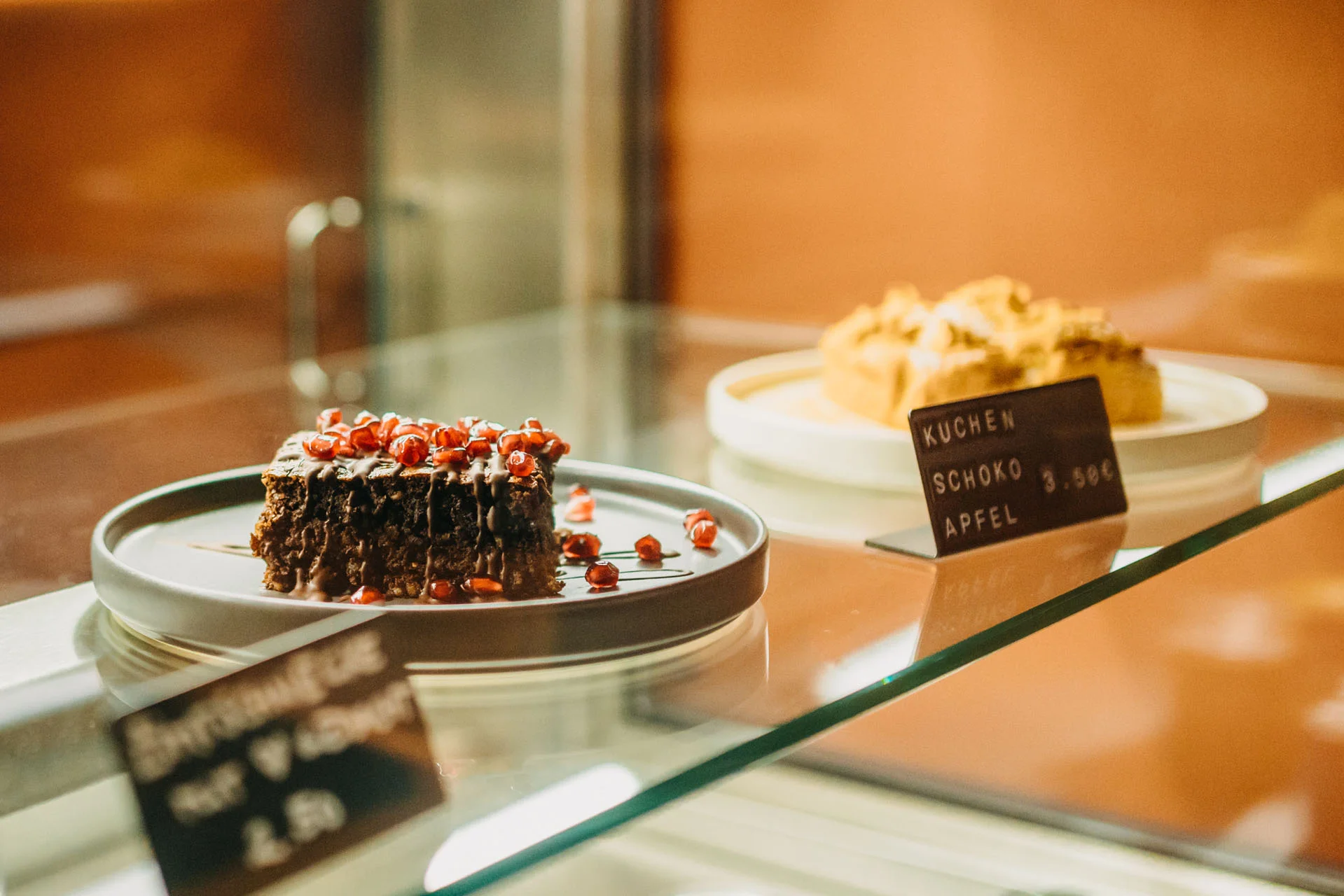 Tresen mit Kuchen und Zimtschnecken