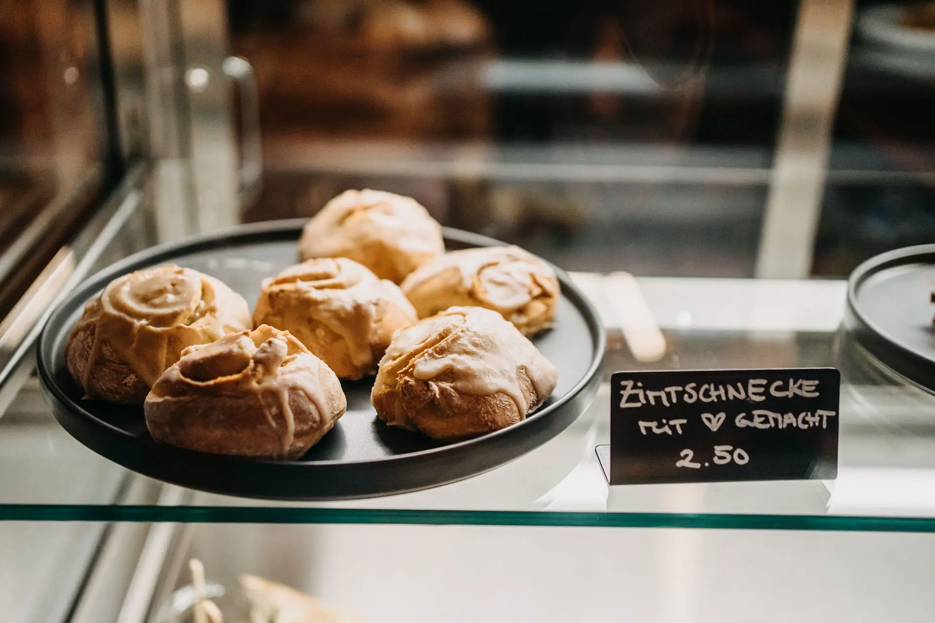 Zimtschnecken in der Vitrine